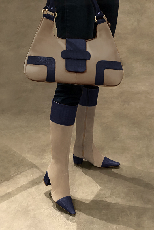 Dress handbag in tan beige and navy blue leather - Worn view